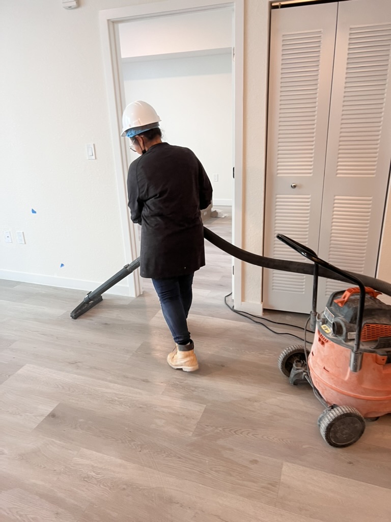 Room-by-room industrial vacuuming in a newly built apartment